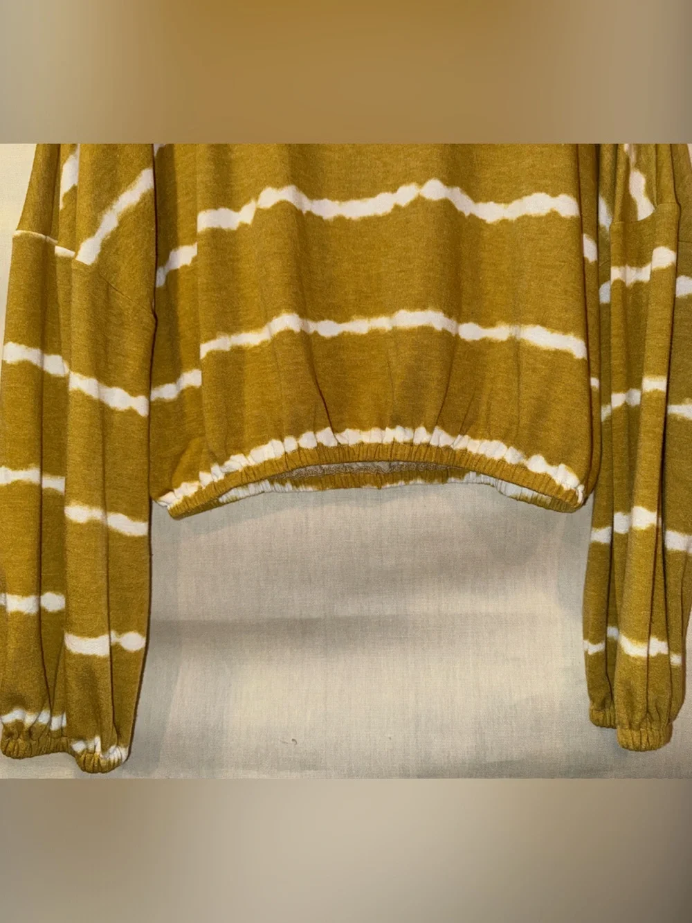 en crème Collection Mustard Striped Cropped Long-Sleeve Top